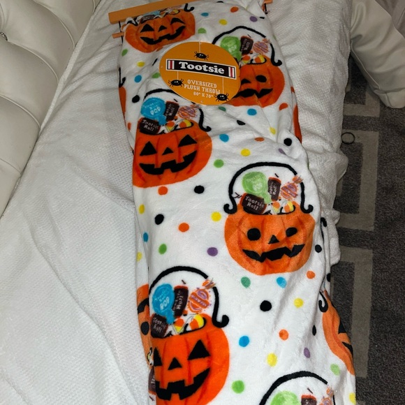 Pumpkin Full of Tootsie Candy -Oversized Plush Throw Blanket -60x70 in -White - Picture 6 of 7